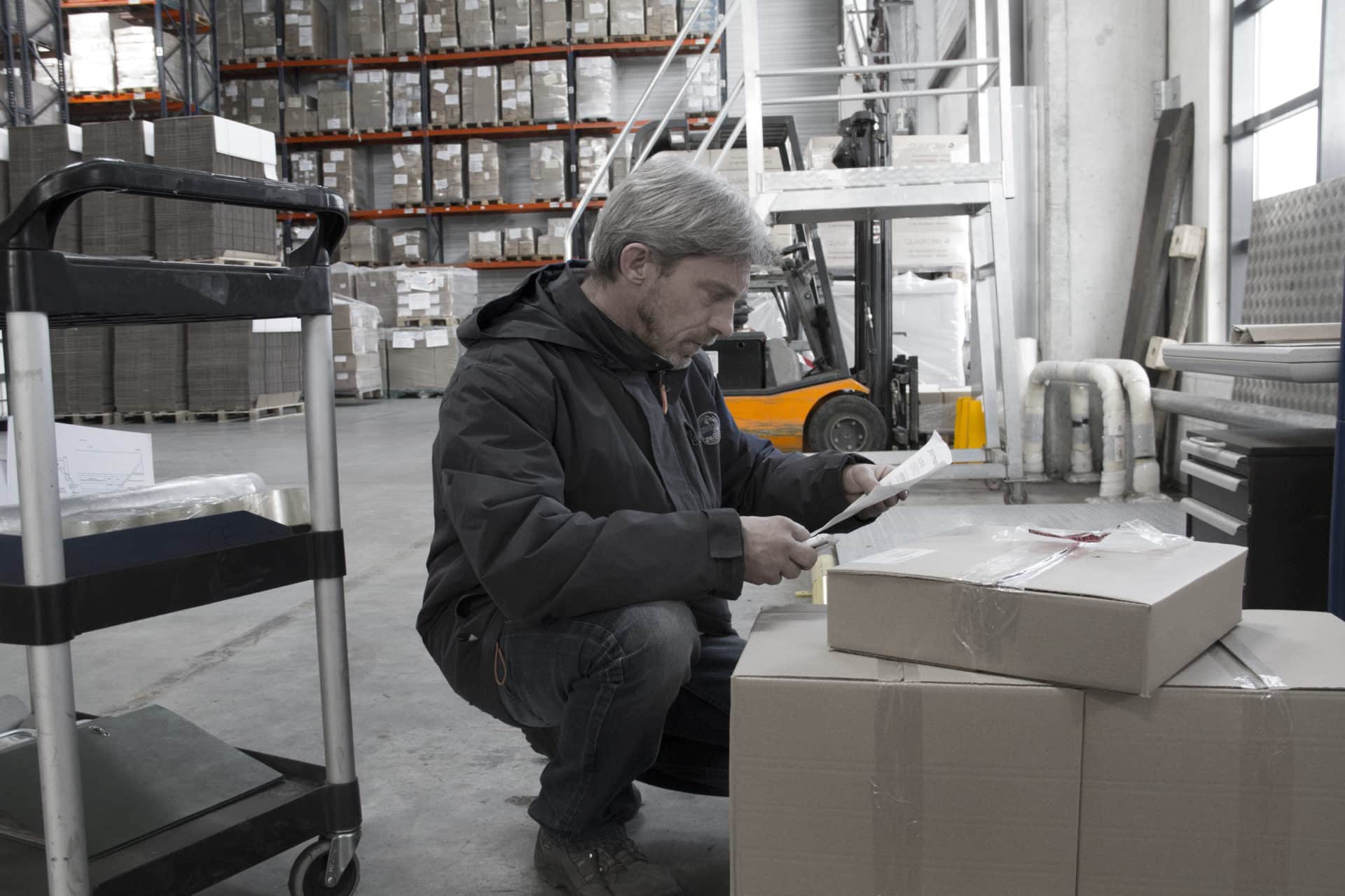 Logisticien s'occupant de l'envoi de commande grâce à notre solution logistique en Maine-et-Loire